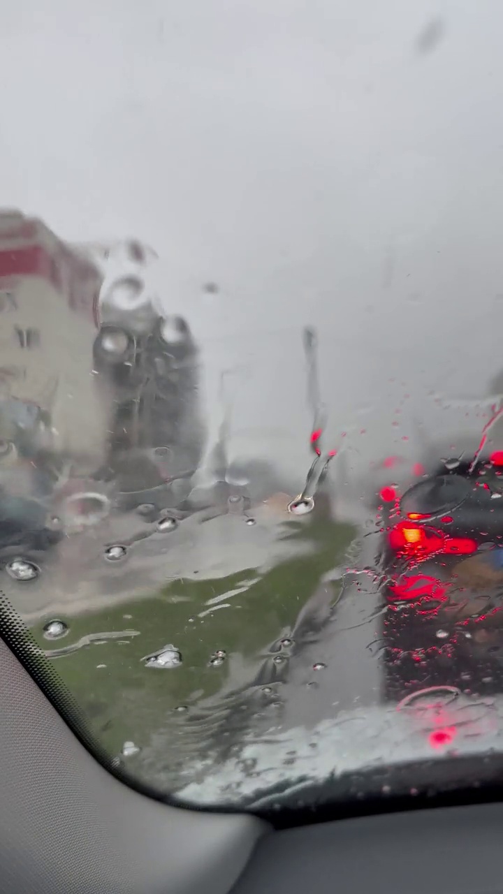 在雨中开车，雨点落在挡风玻璃上视频素材