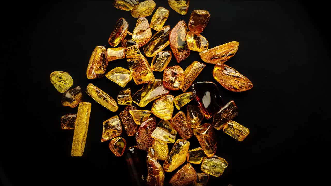 amber polished chips 360° rotation in 4k.视频下载