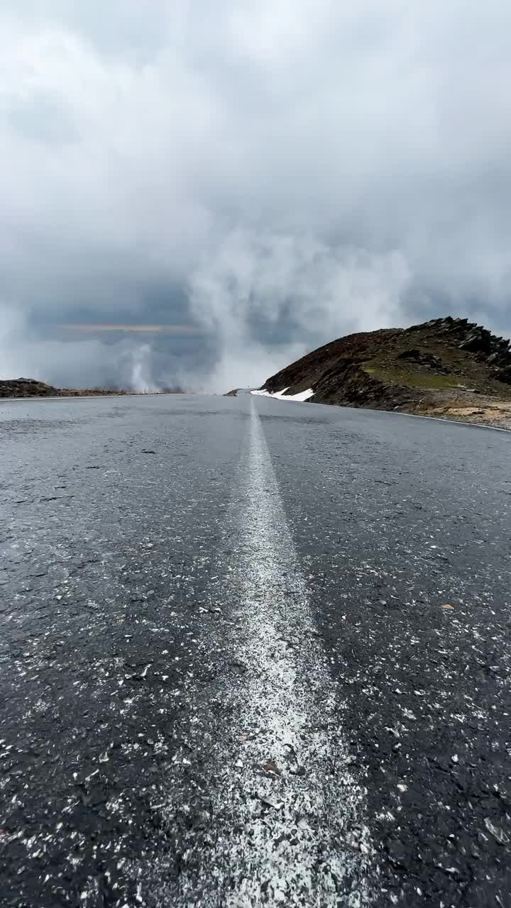 在山上的浓雾中驾车旅行视频素材