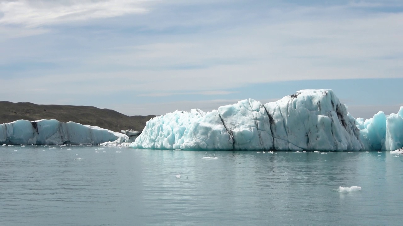 冰岛，Jokulsarlon泻湖，绿松石冰山漂浮在冰岛的冰川泻湖。视频素材