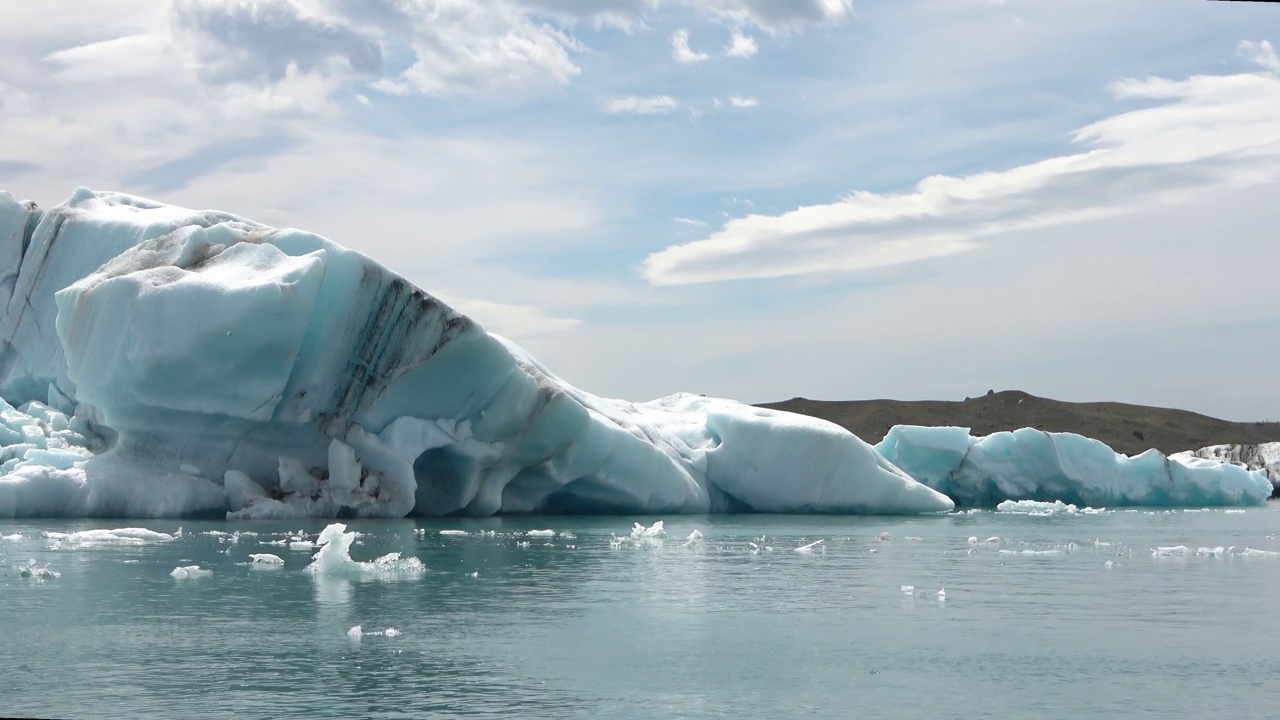 冰岛，Jokulsarlon泻湖，绿松石冰山漂浮在冰岛的冰川泻湖。视频素材