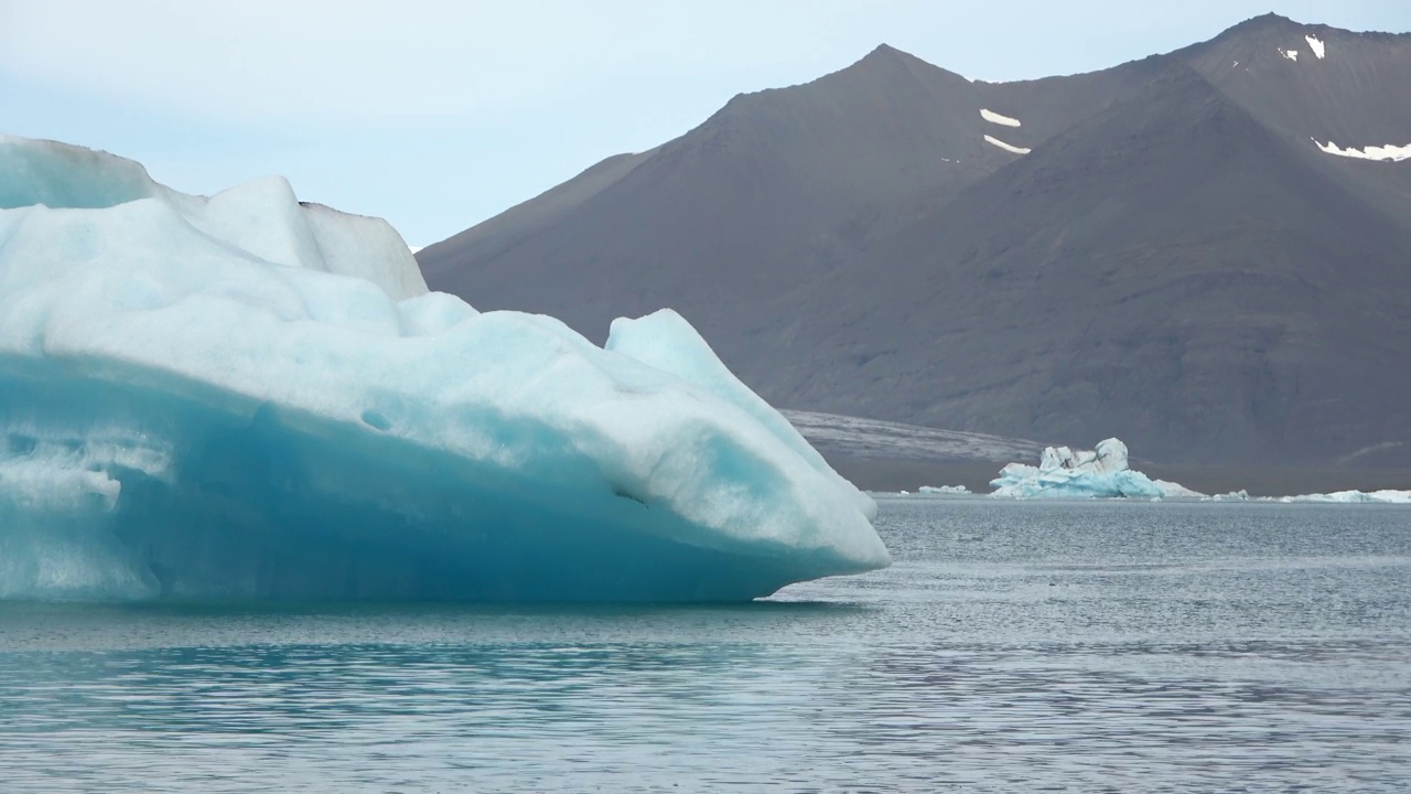 冰岛，Jokulsarlon泻湖，绿松石冰山漂浮在冰岛的冰川泻湖。视频素材