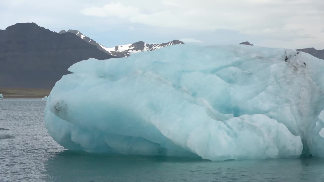 冰岛，Jokulsarlon泻湖，绿松石冰山漂浮在冰岛的冰川泻湖。视频素材