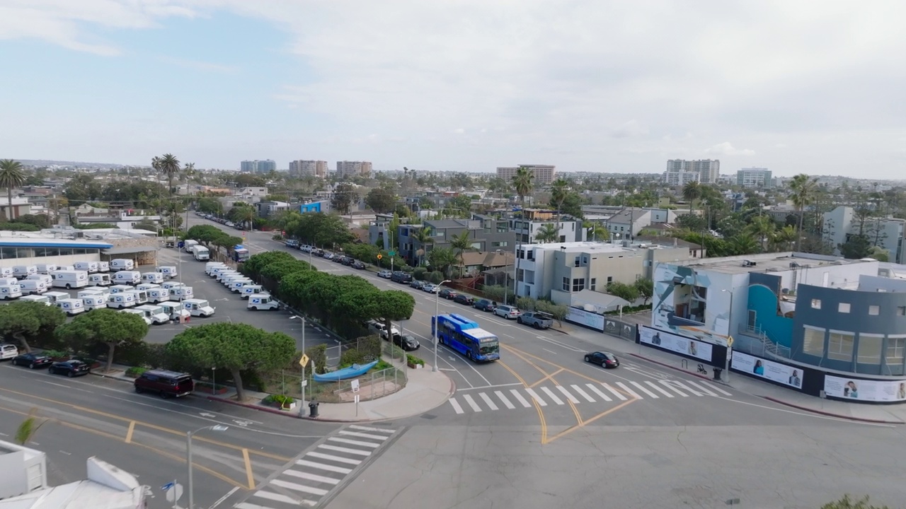 在城市居民区的街道和回旋处上空飞行。道路交通量低。洛杉矶，加利福尼亚，美国视频素材