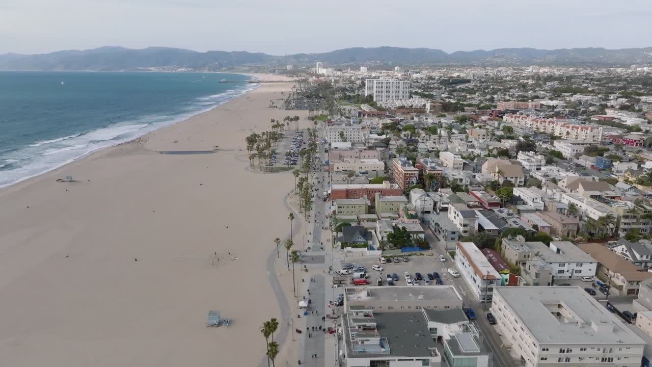 航拍威尼斯海滩全景。广阔的沙滩覆盖着海岸和市区的建筑物。洛杉矶，加利福尼亚，美国视频素材