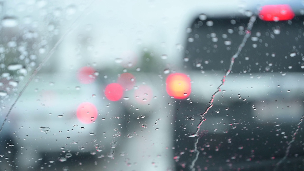 慢镜头，雨天开车，雨刮器擦去雨点视频素材