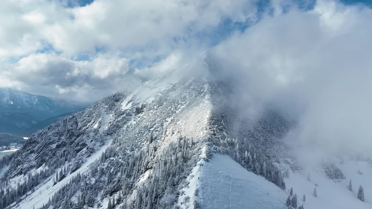 巴伐利亚阿尔卑斯山脉积雪覆盖的山脊鸟瞰图视频素材