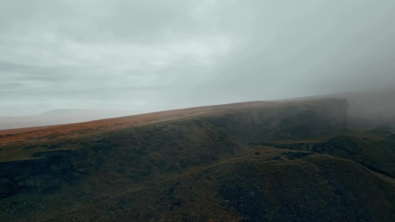 在雨天，无人机在雾后的山丘上拍摄视频素材