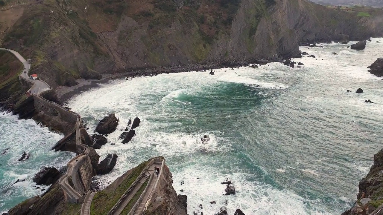 海中通往Gaztelugatxe岛的石头小径令人印象深刻视频素材