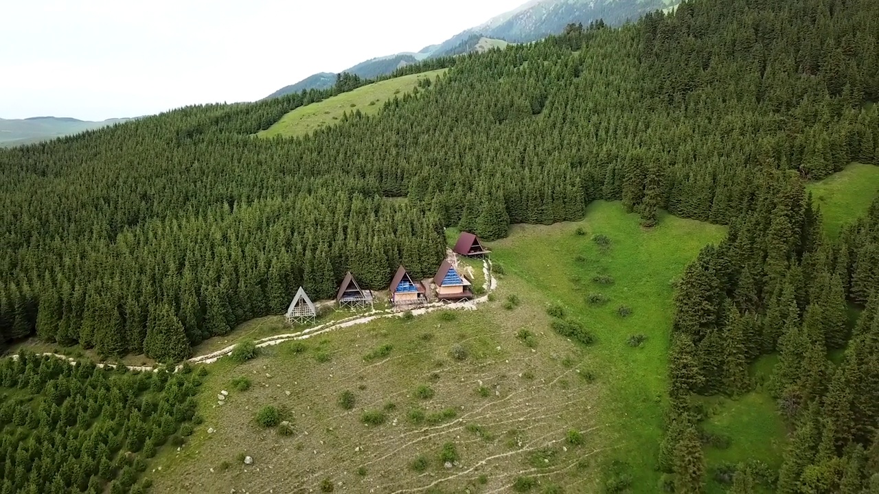 山上度假胜地的小木屋鸟瞰图视频素材