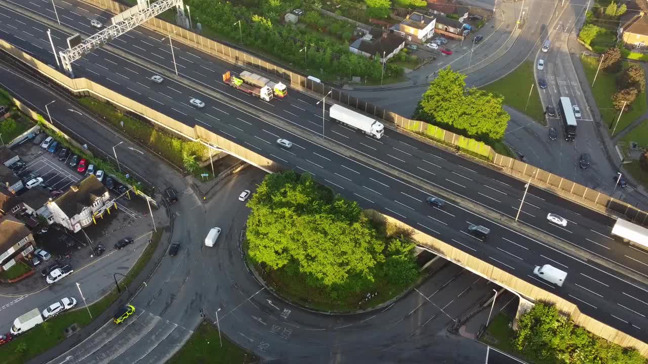 日出后的英国高速公路和交通视频素材