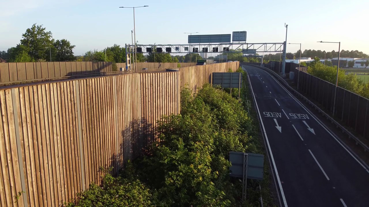 日出后的英国高速公路和交通视频素材