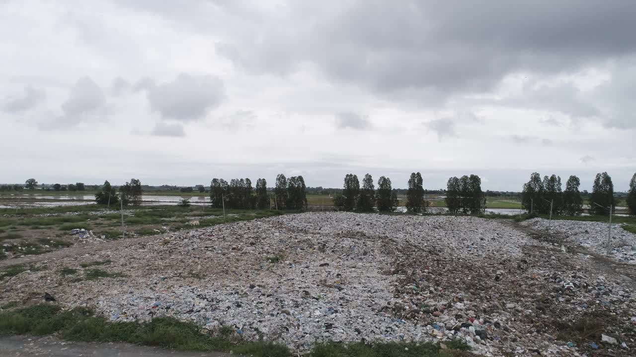 这是一个大型垃圾场，鸟群涌向装满塑料袋的垃圾箱，每天都有更多的塑料袋被倾倒。视频素材