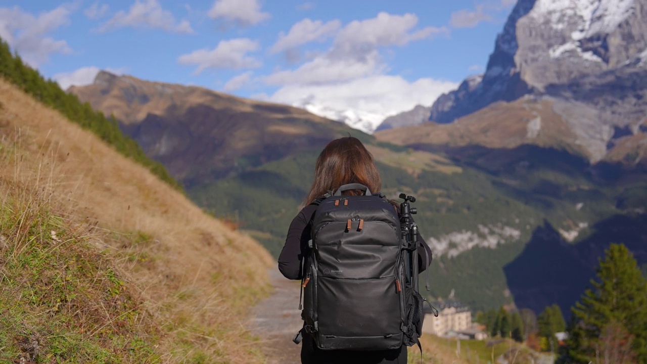 年轻女子在山上徒步旅行视频素材