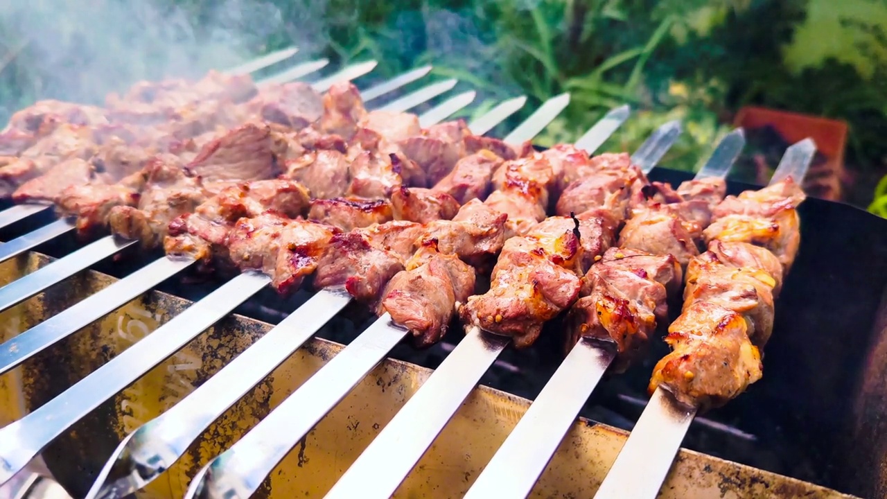 在花园里烤的羔羊肉串，变焦视频素材