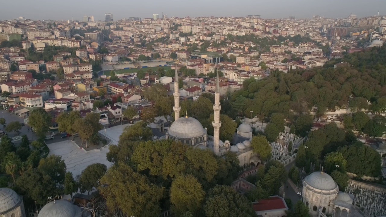 Aerial video flies back,  Eyוp Sultan Mosque视频素材