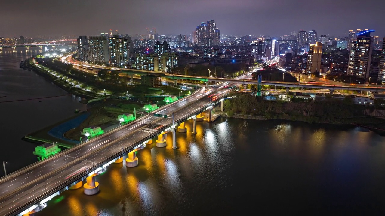 夜间汉江、江边高速公路、蚕室大桥附近的市中心/首尔广津区视频素材