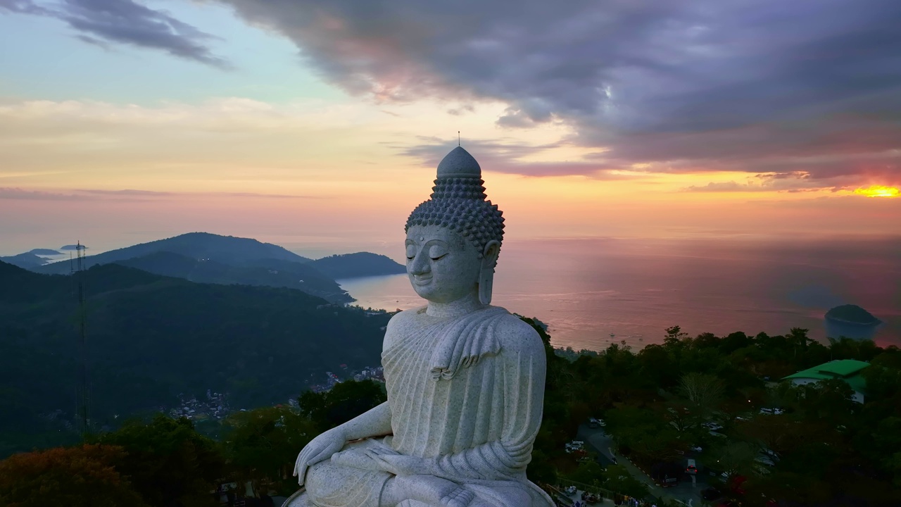 白色大理石大佛雕像寺庙，近距离鸟瞰泰国普吉岛山顶大佛，令人惊叹的日落或日出天空在海上视频素材