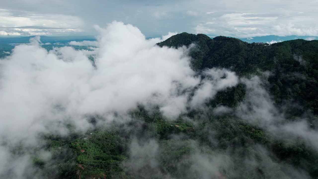 泰国北部的山层晨雾的俯视图景观。山脊和云在农村丛林灌木林视频素材