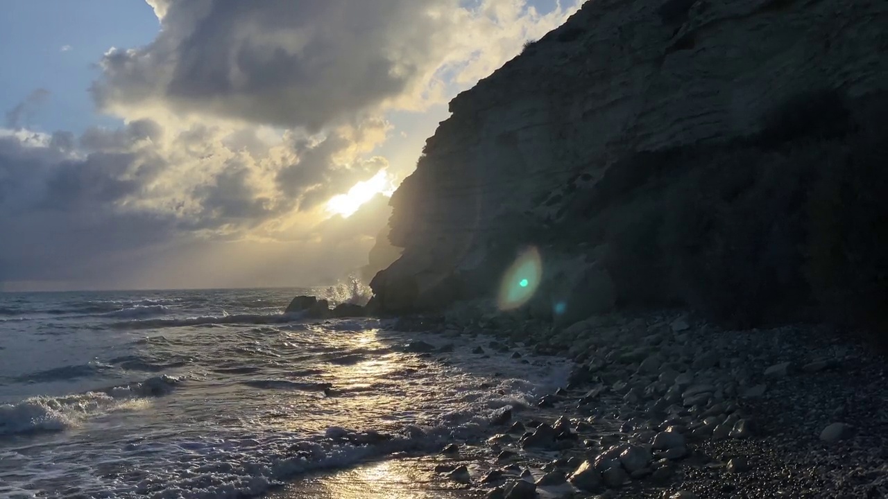 海滩上的落日和岩石视频素材