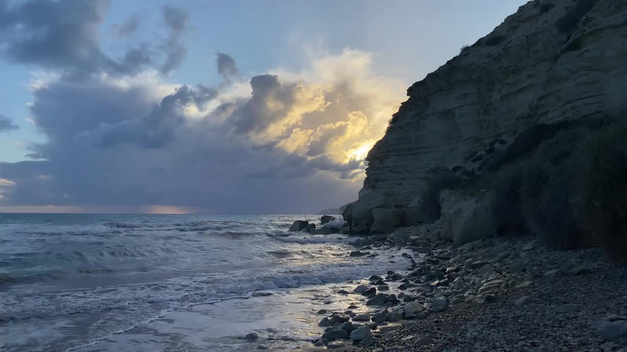 海滩上的落日和岩石视频素材