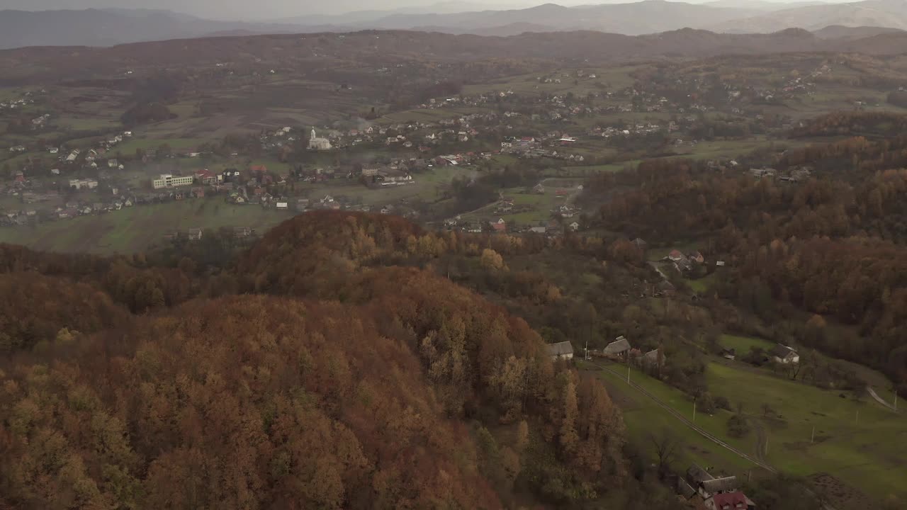 秋天，无人驾驶飞机飞过村庄上空视频素材