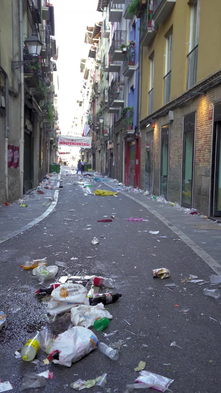 The streets of Pamplona, ​​in the morning, after the end of the first day of San Fermin.视频素材