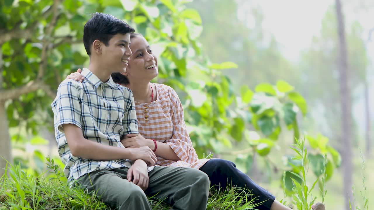 十几岁的男孩和女孩在公园户外欣赏风景视频素材