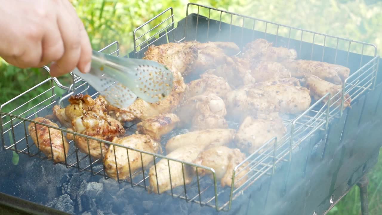 在烤架上烤着。户外烤架上的炸鸡。B-B-Q。视频素材