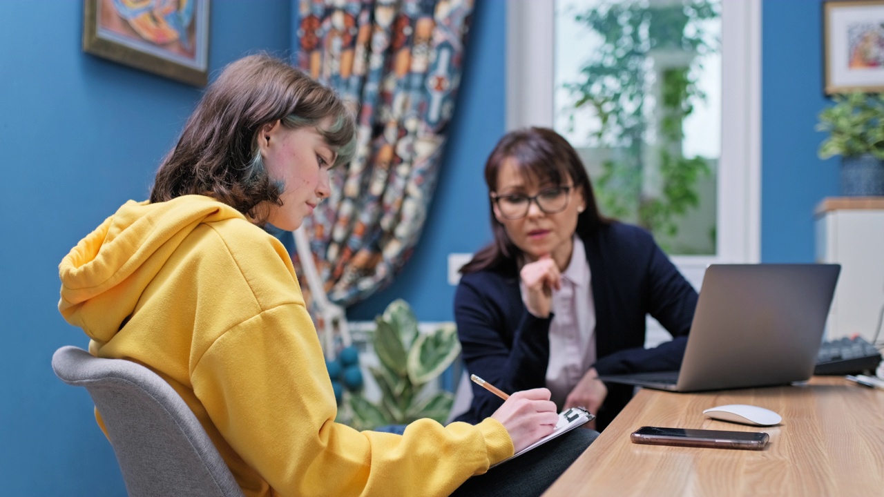 女社工，导师面试，和办公室里的年轻女性交谈视频素材