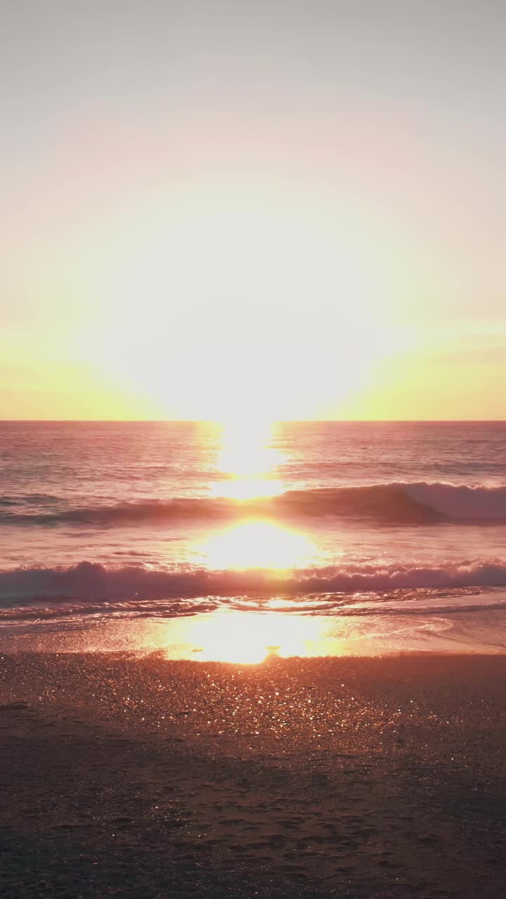 地平线上金色的落日。垂直视频。太阳落在海面上视频素材