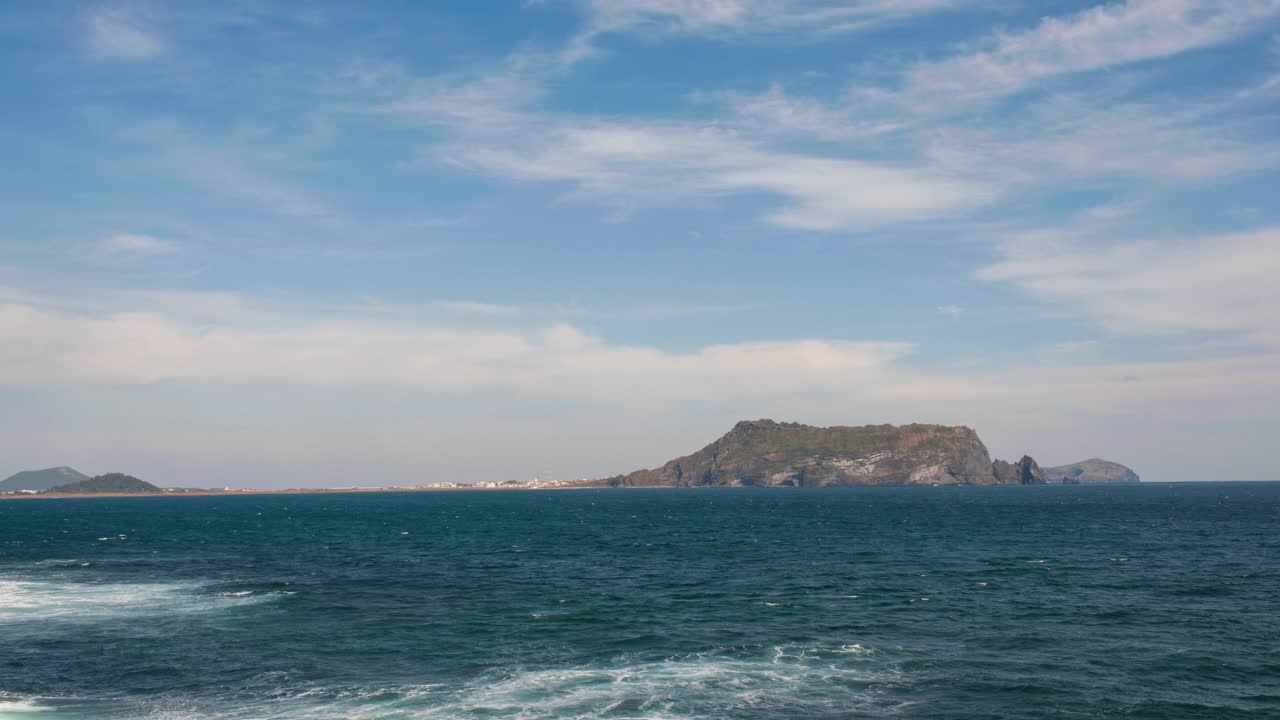 白天城山邑城山一赤峰凝灰岩锥附近的自然风光/济州岛西归浦市视频素材