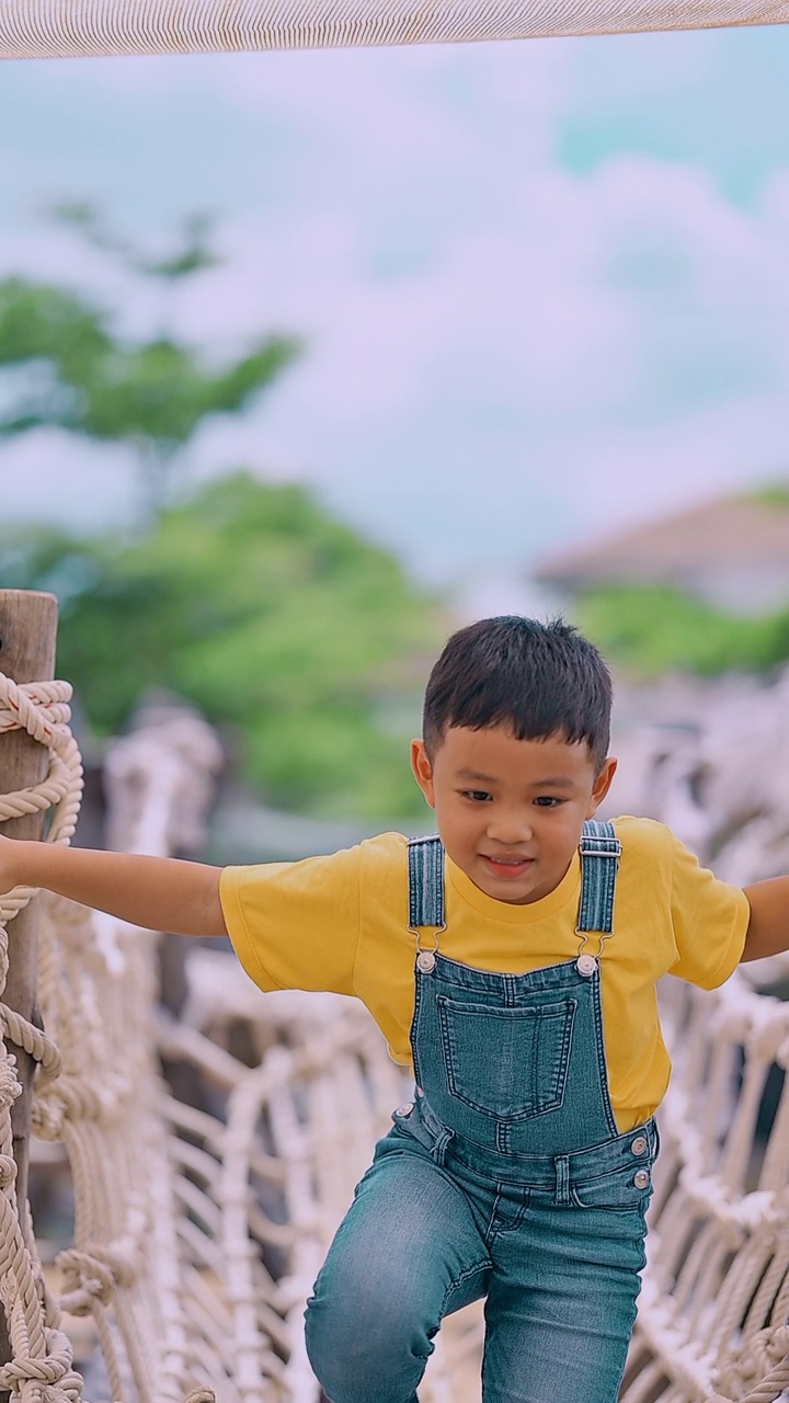 小学生在操场上玩耍视频素材