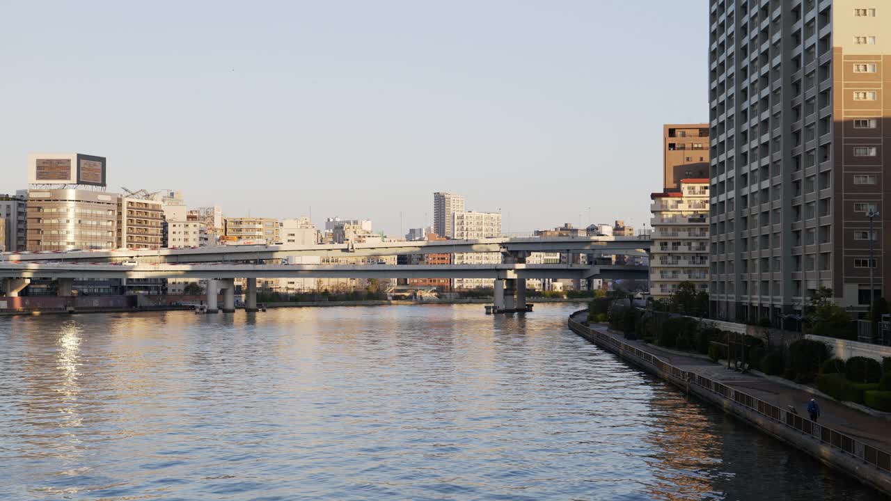 上午的日本桥河和东京市内高速公路视频素材