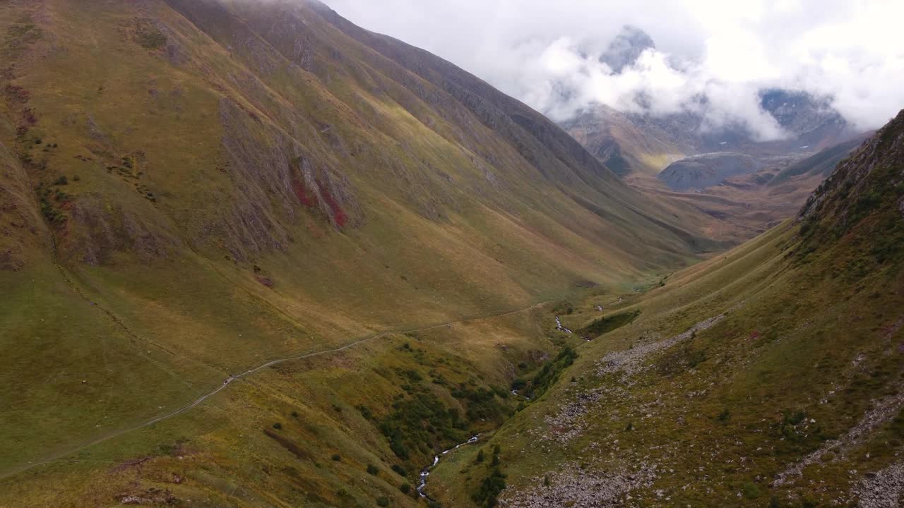 这条小路通向山谷中的山峰视频素材