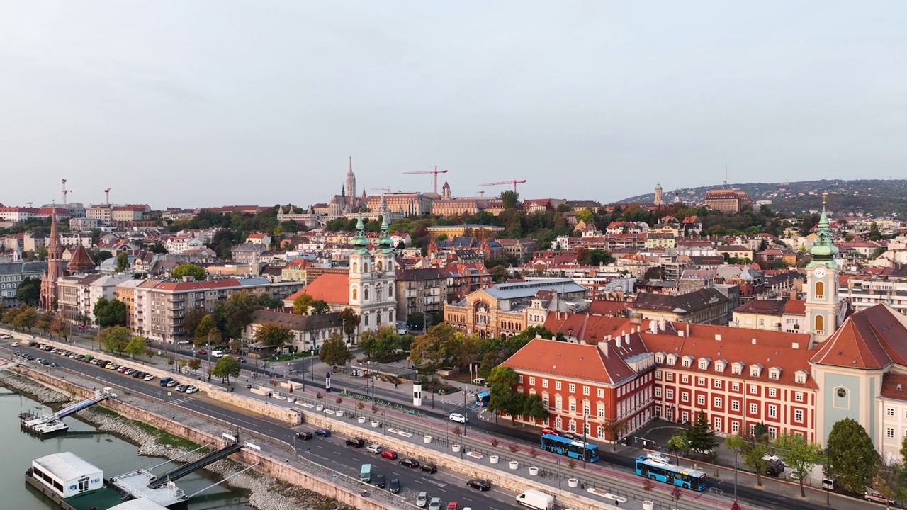 Aerial view of Budapest city skyline, Batthyány Square or Batthyány tér, a town square in Budapest. It is located on the Buda side of the Danube视频素材