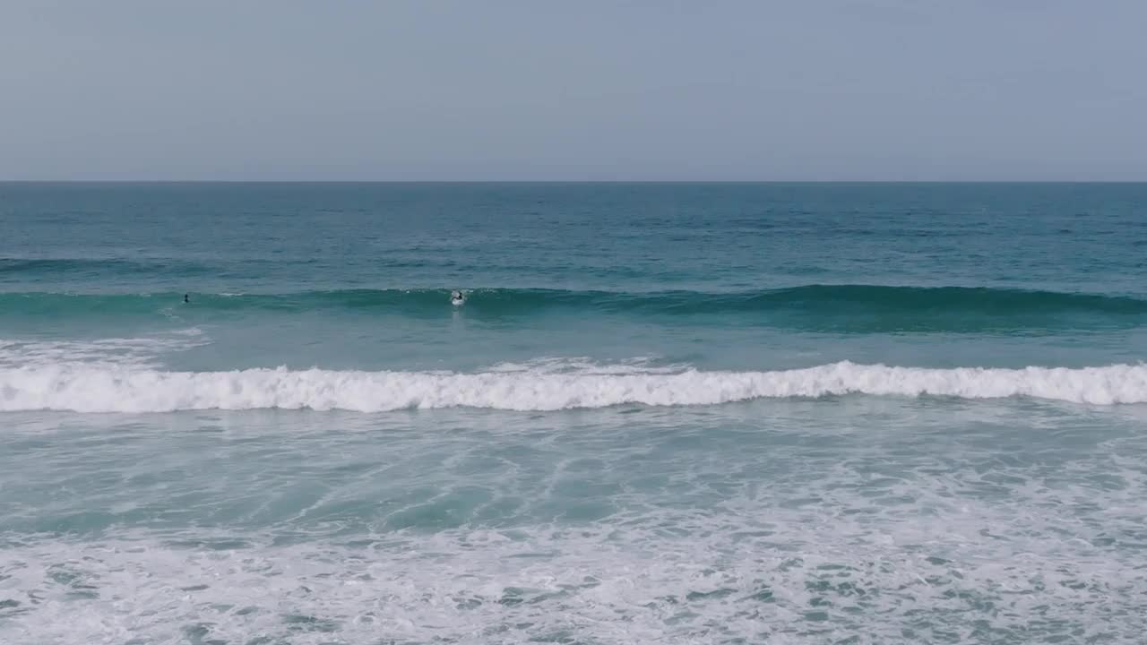 夏季海滩上的冲浪者视频素材