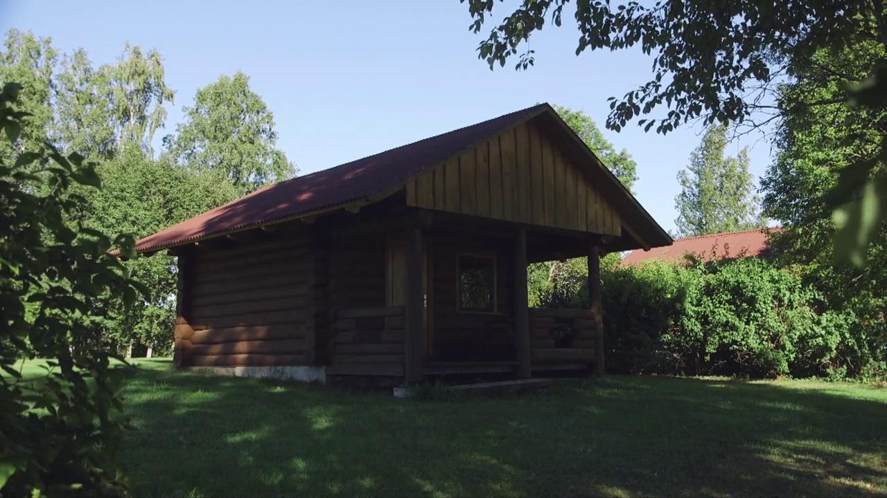 美妙的原木露营小屋视频素材