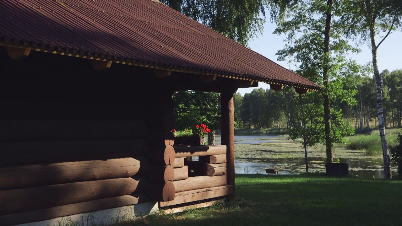 能看到湖景的美妙的原木露营小屋视频素材