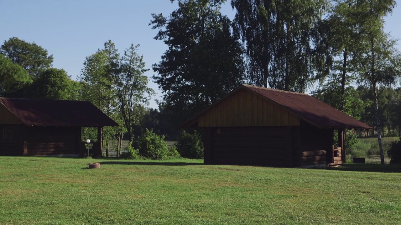 能看到湖景的美妙的原木露营小屋视频素材