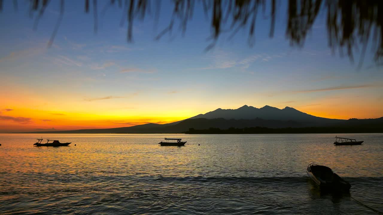 Gili Air岛上令人惊叹的日出，俯瞰龙目岛和林贾尼火山。印尼视频素材