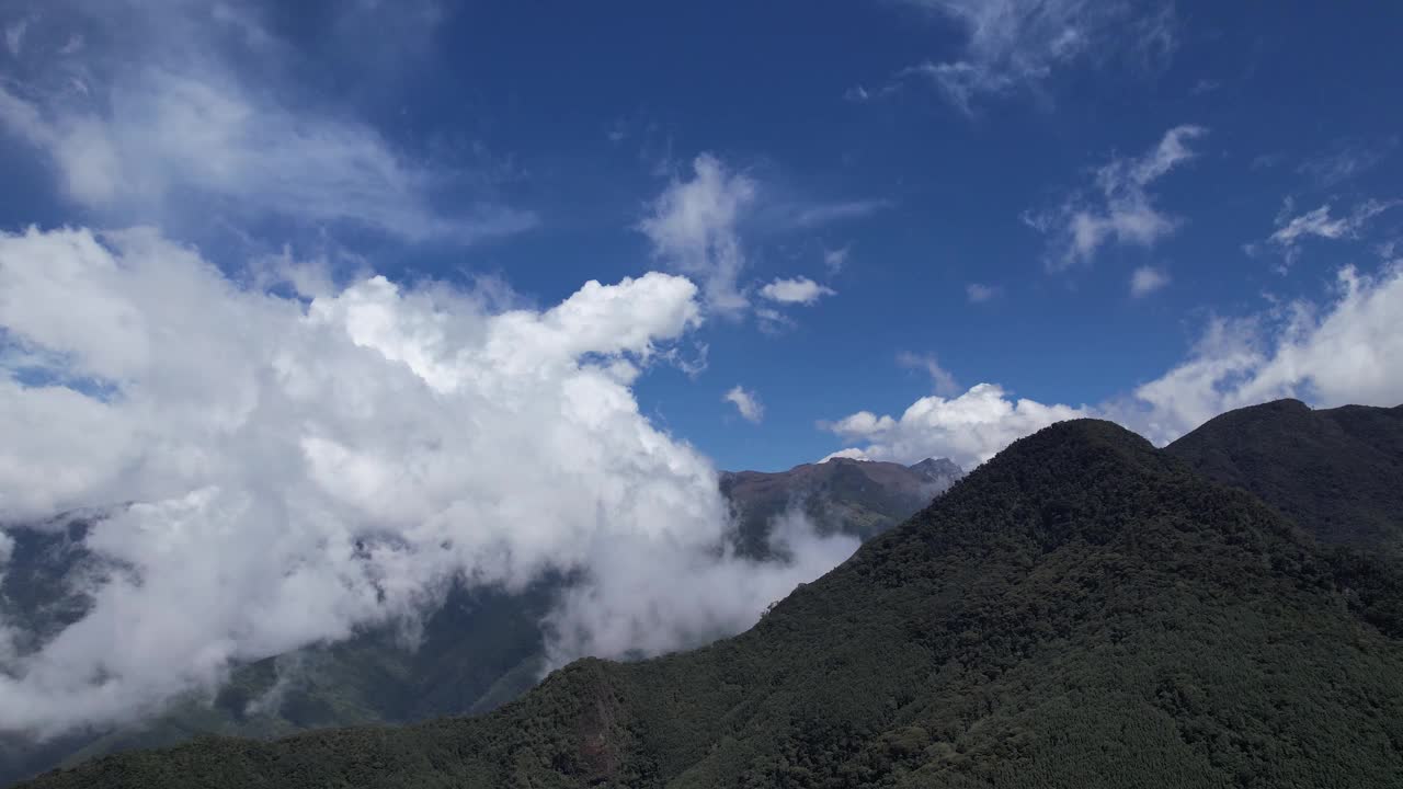 多云的天空在哥伦比亚哥伦比亚亚热带雨林山脉日落视频素材