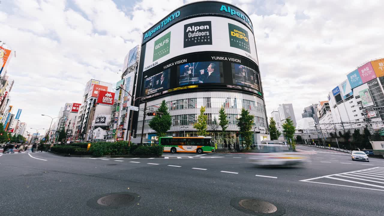 延时汽车交通运输在道路交叉口，日本人步行路口在新宿购物区日本东京，建筑城市景观。亚洲交通，亚洲城市生活理念视频素材