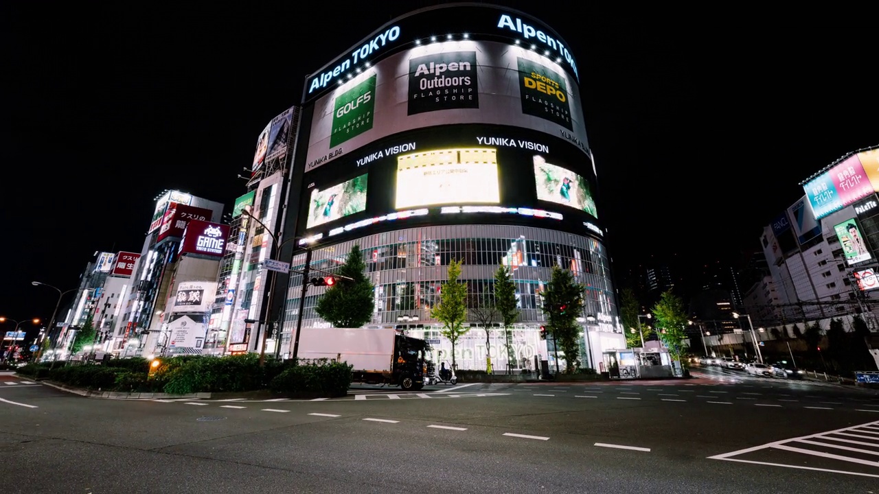 日本东京新宿购物区的城市景观延时汽车交通交通路口，日本人步行路口。亚洲交通，亚洲城市夜生活理念视频素材