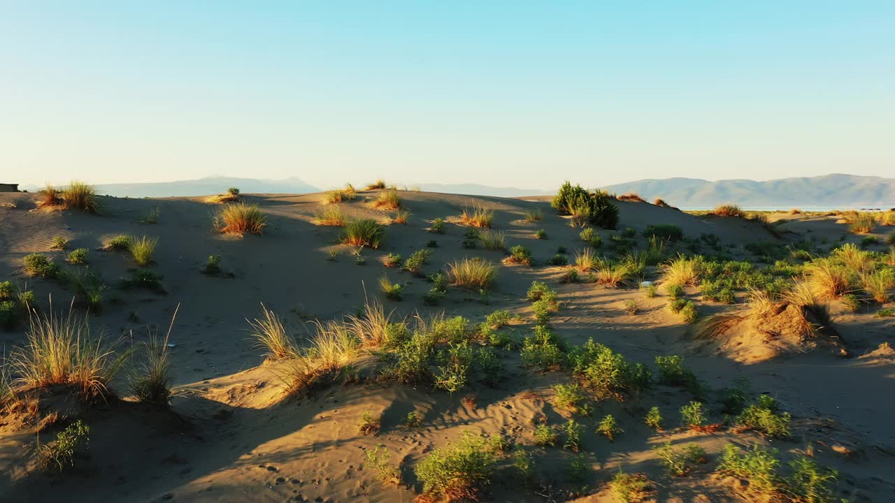 露营车在沙漠景观与海和山在远处视频素材