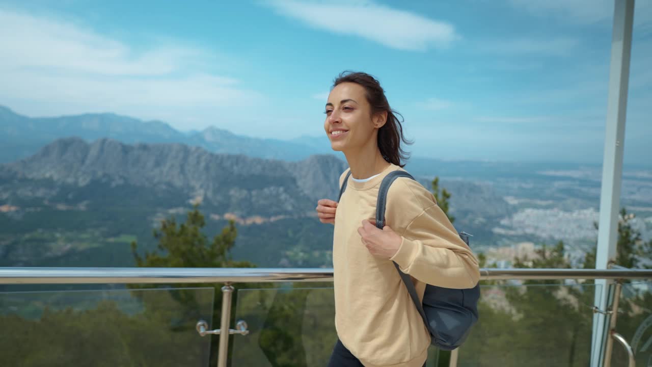 徒步相机拍摄旅行者自由女人与背包走在山顶的观景点，享受山景，暑假旅行。土耳其安塔利亚电缆路的上站。视频素材