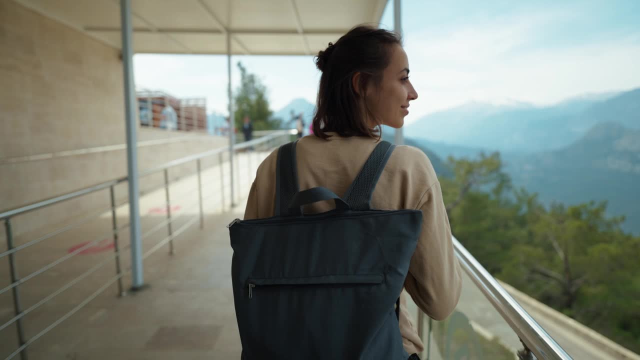 徒步相机拍摄旅行者自由女人与背包走在山顶的观景点，享受山景，暑假旅行。土耳其安塔利亚电缆路的上站。视频素材