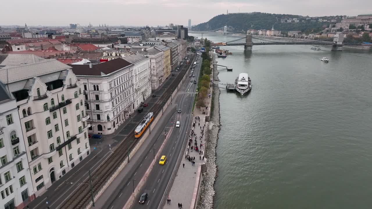 在多云的日子里，典型的布达佩斯有轨电车通过城市街区的鸟瞰图，空中跟踪跟随镜头广角，匈牙利。视频素材