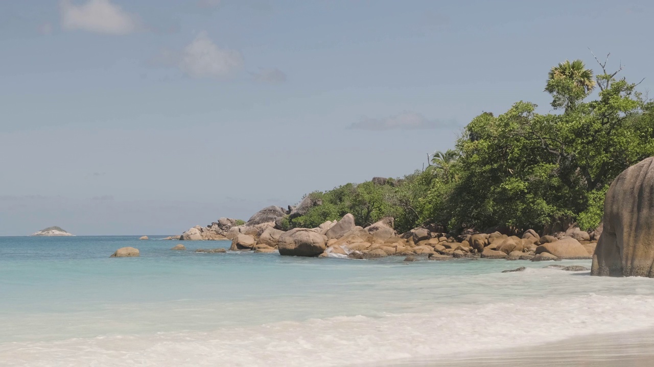 在沙滩上打破海浪，热带度假的概念视频素材