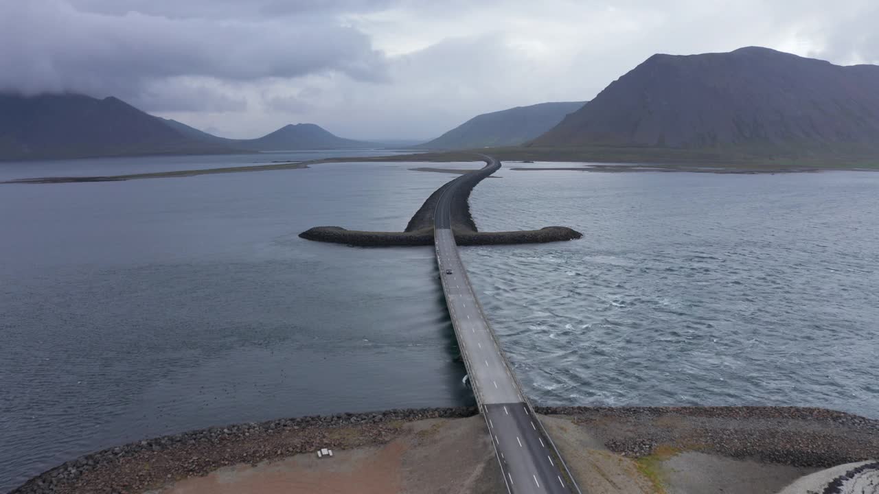 冰岛Snaefellsnes半岛的Kolgrafafjorur峡湾上的道路视频素材